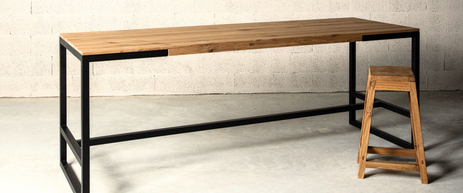 שולחן בר בשילוב ברזל ועץ מלא